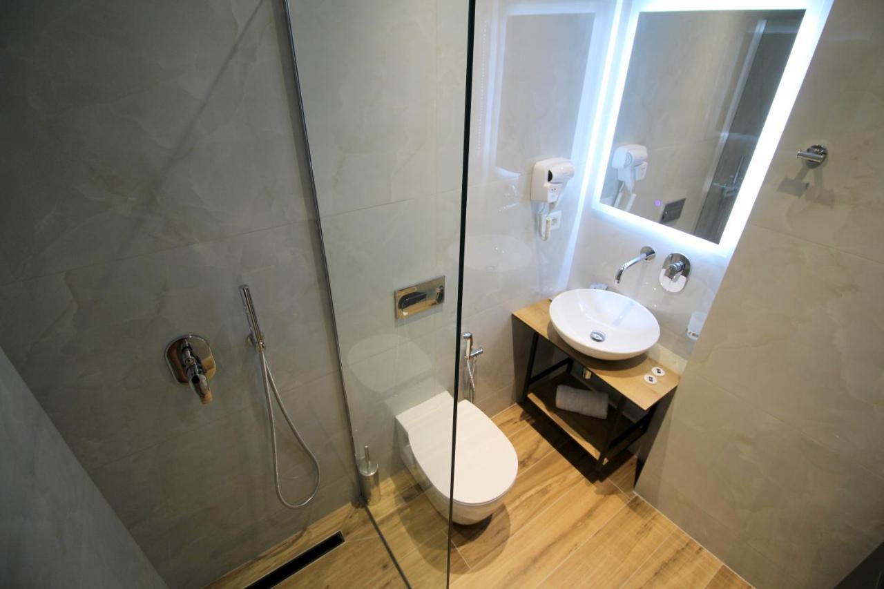 F&j Hotel *