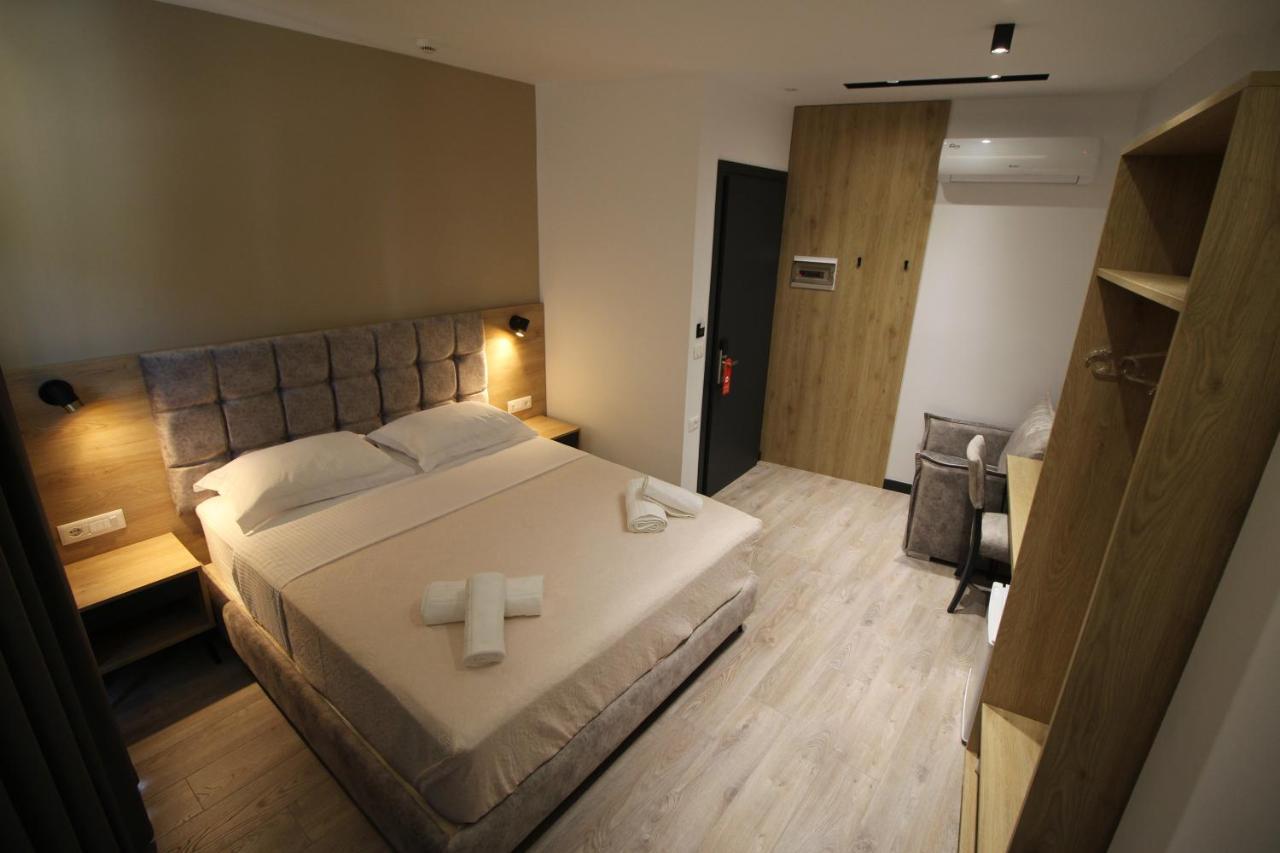 F&j Hotel *